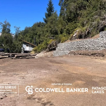 VENTA Lote 3076m2 para construir 2 unidades funcionales de 230m2 con planos aprobados y servicios.