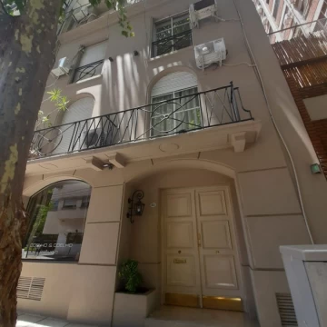 monoambiente en edificio de estilo francés. 
