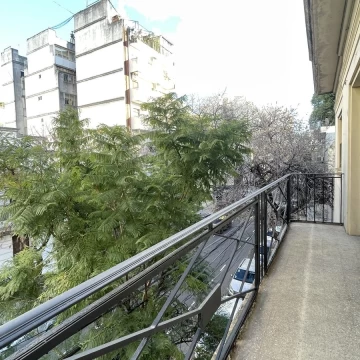 Departamento 4 ambientes | 3 dormitorios | Balcón corrido al frente | 2° piso por escalera | 2 bauleras propias | Luminoso | Venta