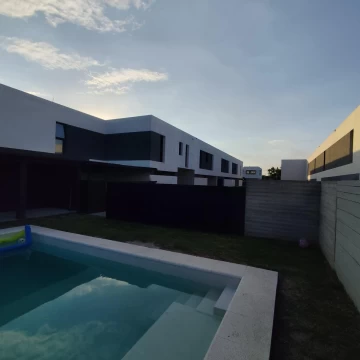 Casa Duplex en Don Carlos Barrio Las Calas 505 bis entre 139 y 140 GORINA LA PLATA