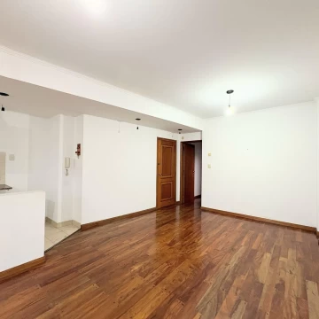 Departamento de 2 dormitorios con cochera en venta - La Plata