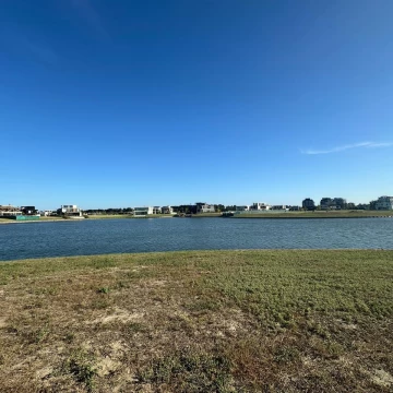 Terreno en venta al lago central en  Puentes - Nordelta