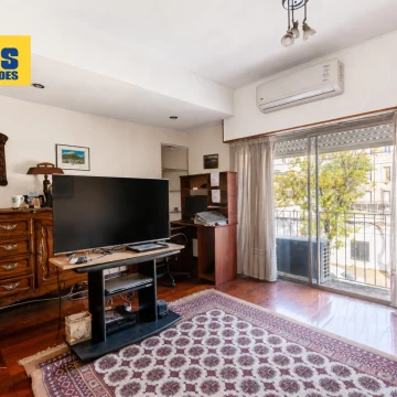 Venta casa en lote propio - dos plantas, terraza y cochera.