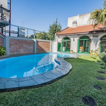 Venta - Casa 5 ambientes con Pileta y Cochera en Ramos Mejia - Permuta - Apto Credito