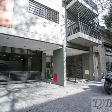 Semipiso 2 Ambientes con balcón, buite con bestidor y terraza con Parrilla