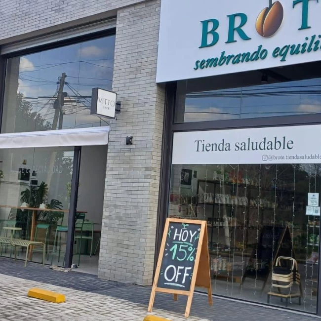 Local sobre calle SARAVI con estacionamiento propio