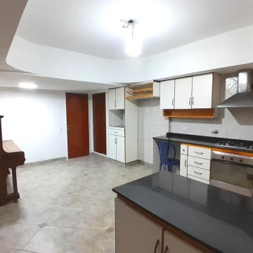 Venta piso al frente con cochera, dos patios y dos bauleras - Caballito Sur