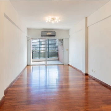 VENTA. SEMIPISO 4 AMBIENTES AL FRENTE CON COCHERA. CABALLITO