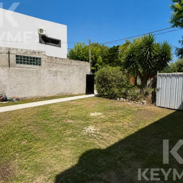 Venta casa con cochera en Los Hornos