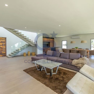VENTA CASA 5 AMBIENTES ESTILO UNICO CON GRAN PILETA LOTE CENTRAL EN TERRALAGOS