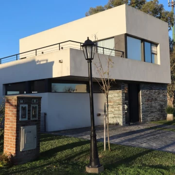 Casa en venta de 3 dorm con pileta en Santa Emilia Pilar del Este
