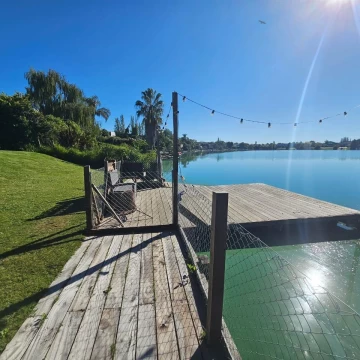Casa en venta y /o alquiler anual con muebles. Santa Bárbara a la laguna, pileta climatizada
