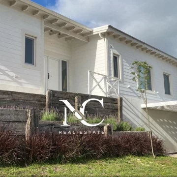 Casa en venta en Costa Esmeralda estilo Californiana
