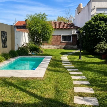 VENTA DE CASA 5 AMBIENTES C/COCHERA, PARQUE, PISCINA Y QUINCHO EN BANFIELD OESTE, LOMAS DE ZAMORA