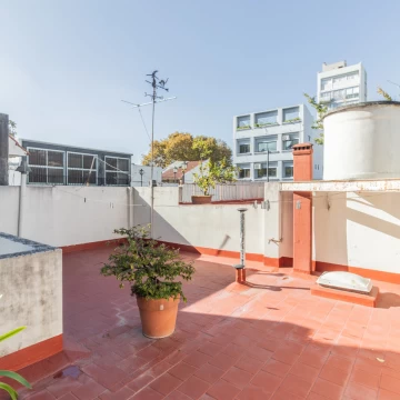 Oportunidad única 5 amb y oficina. 2 baños, garaje, 2 patios, lavadero y terraza.