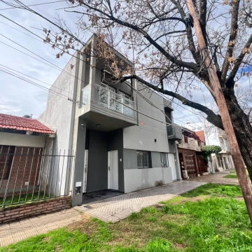 Casa al Frente impecable. 2 Dormitorios 2 Baños.