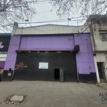Local comercial sobre lote de 10x40, oficinas y baños en planta alta