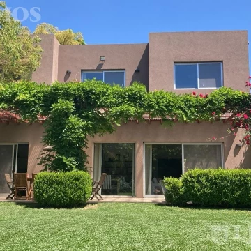 EXCELENTE CASA EN VENTA EN BARRIO SEMICERRADO DE 5 CASAS - SANTA RITA - LOMAS DE SAN ISIDRO