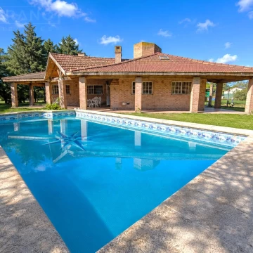 Venta. Casa 3 Ambientes. Con Pileta Y Gas Natural. Barrio Parque Sakura. Exaltación de la Cruz