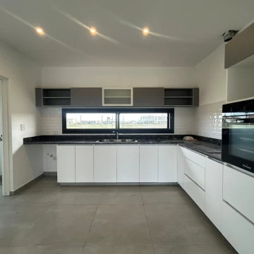 Casa  en venta San Sebastian - lote interno 3 dorm piscina en planos
