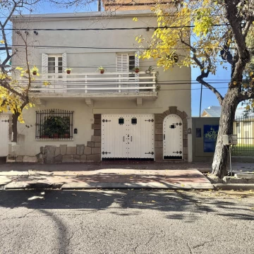 Departamento tipo casa en Quinta Sección, a metros de Emilio Civit | Terraza, cochera y unidad independiente