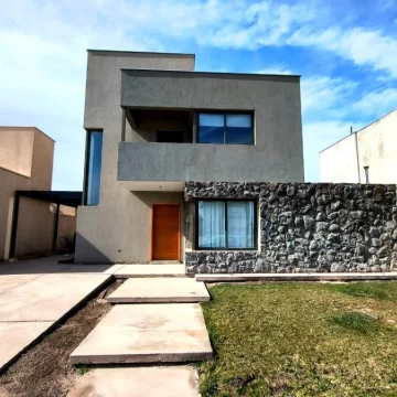 Casa en venta Barrio Privado Yrigoyen Maipú, 3 Dormitorios, 2 en suite, 4 Baños, Jardín, Cocheras