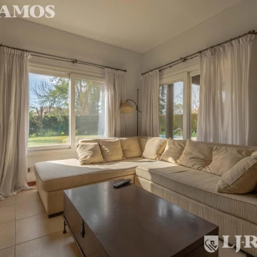Casa en una sola planta en venta y/o alquiler en Santa Bárbara.
