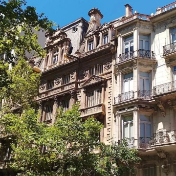 ALQUILER DE AMPLIAS Y LUMINOSAS OFICINAS ,EN PLENO CENTRO