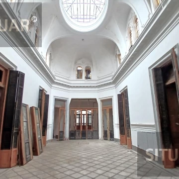 EXCLUSIVA Casa de 26 Ambientes en Monserrat con terraza, patio, parilla. Ideal usos múltiples