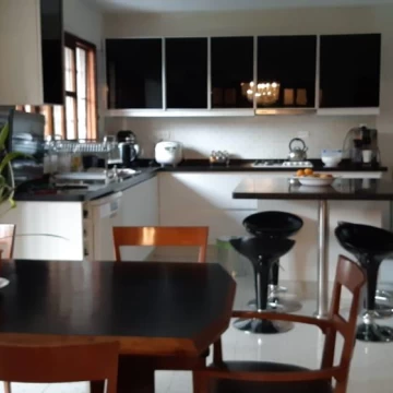 Casa en  Venta de 4 dorm  única  en Barrio San Salvador. Excelente construcción.PILETA