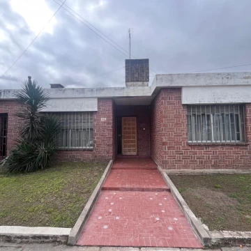 Casa  venta 3 dormitorios mas 2 locales comerciales a 100 m de Colón B°Las Palmas