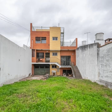Casa. 4 Amb. Lote 50m. Jardin. A refaccionar. Villa Devoto. Av. Mosconi 4177