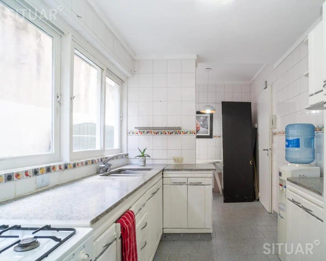 COCINA con salida al PATIO