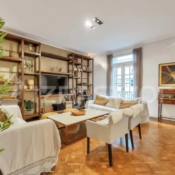 Departamento Francés en venta en Recoleta 4 dormitorios reciclado  con cochera.