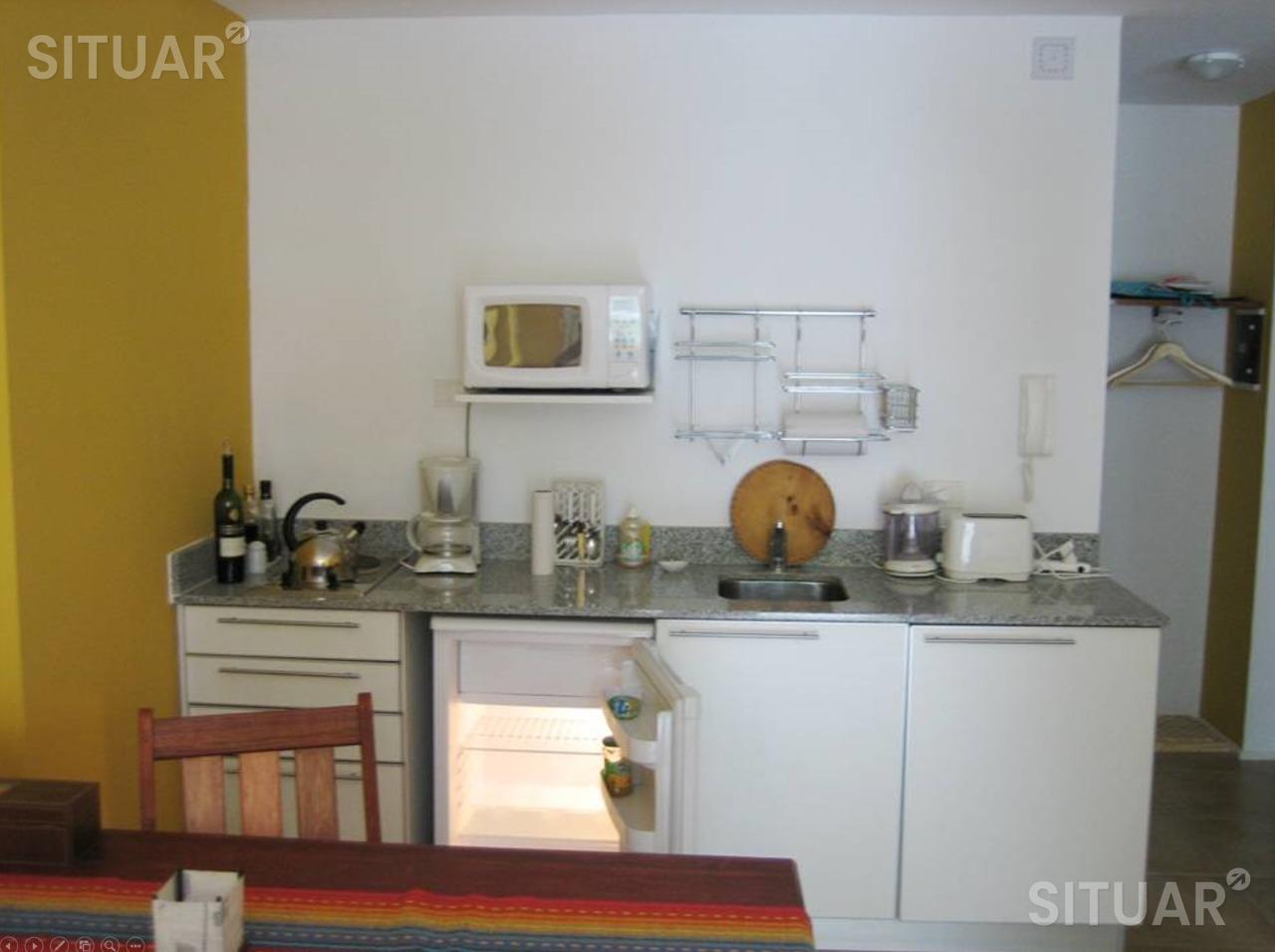 Cocina con mesa de comedor