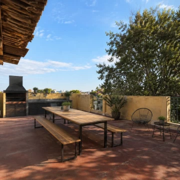 VENTA - CASA LOTE PROPIO - 4 AMBIENTES - 2 COCINAS - COCHERA - MULTIFAMILIAR - PARQUE CHACABUCO