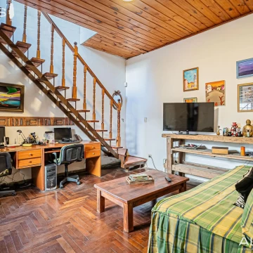 VENTA CASA 4 AMBIENTES EN HAEDO JARDIN COCHERA