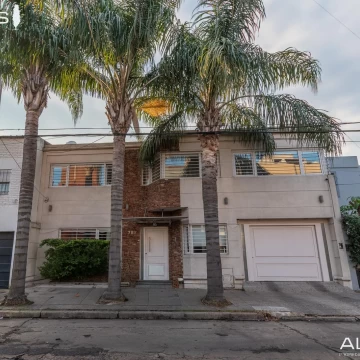 VENTA CASA 4 AMBIENTES EN RAMOS MEJIA CON PILETA