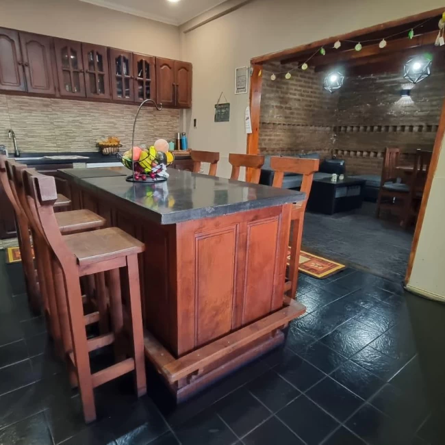 VENTA CASA 4 AMBIENTES LOMAS DE ZAMORA CON COCHERA QUINCHO PATIO