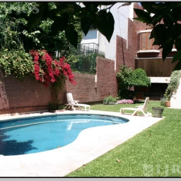 Casa en venta en Barrio Parque con jardín y pileta. 5 cocheras