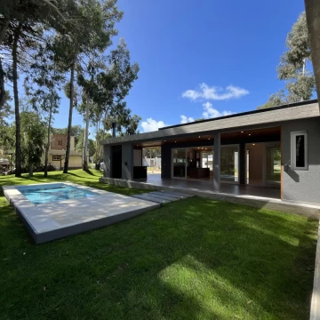 Casa a estrenar con piscina, playa y bosque. Pinamar