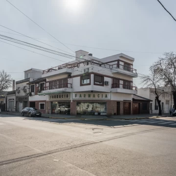 VENTA. CASA. 5 AMBIENTES. PATIO. LOCAL. TERRAZA. VILLA LUGANO.