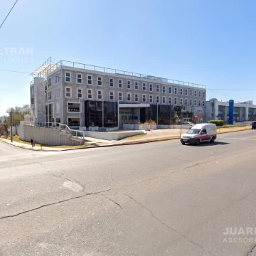 Oficinas en alquiler sobre Avenida Colón al 4000 | total o por m2