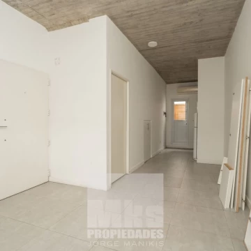 Venta con Renta. 9% anual en USD. PH Monoambiente con patio. Edificio casi a estrenar.
