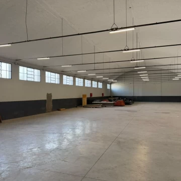 Galpón en alquiler de 835 M2 sobre Av Eva Peron 7100