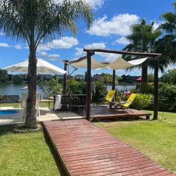 Casa en Venta a la Laguna con Muelle y Playa propia  - San Benito
