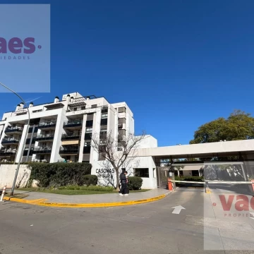 ALQUILER – Departamento de 2 dormitorios con balcón,  asador y Cochera en Casonas del Sur