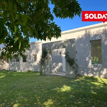 Casa en venta BC Guido, 3 cuartos y dependencia. Bajas expensas. Apto crédito