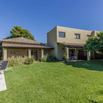Casa en venta en  Las Liebres, 4 cuartos, gran family. Dependencia. Piscina.