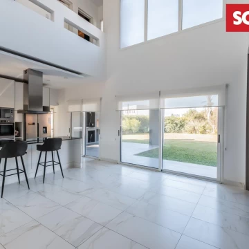 Casa en venta 4 ambientes, en Altos de Campo Grande. Moderna, impecable. Amenities. Golf